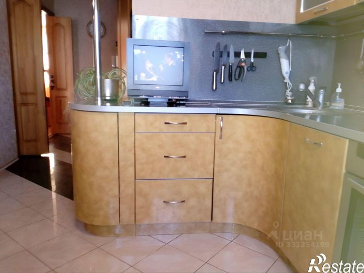4-комн квартира улица Подполковника Емельянова, 49,  д. 49