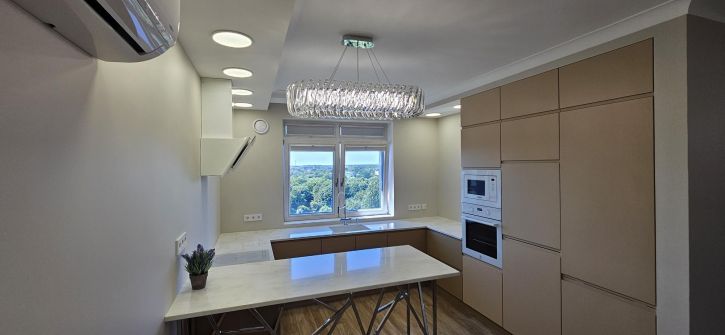 2-комн квартира Россия, Сержанта Колоскова ул, 8